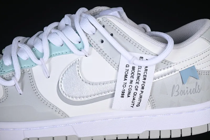 All categories Nk SB Dunk Series Nk SB Dunk Low High-end customized low-top sneakers Nike SB Dunk Low Gray and white straps low-top casual sneakers HF0730-160